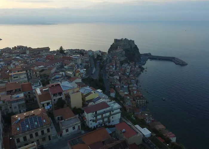 לינה וארוחת בוקר Scilla Resort 4*